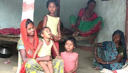तीन सन्तानका साथ मोरङ कटहरीकी-२ की लिलम देवी राय। उनी छोरा पाउने आशमा चौथो पटक गर्भवती भएकी छिन्। तस्बिर: मिलन विछोड