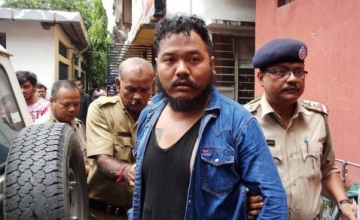 आमाको उपचार गर्न गएका युवा अझै भारतीय प्रहरीको हिरासतमा