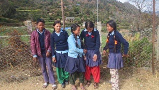 बाटोमा कपाल कोर्दै स्कुल पुग्छन् छात्रा