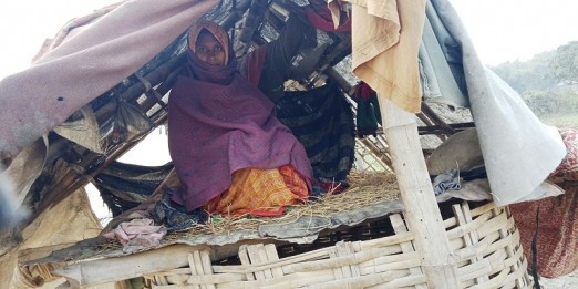 सुँगुरको खोरमाथि सुत्न बाध्य २१ वर्षीया रुन्तीका छोराछोरी खोरमै जन्मिए