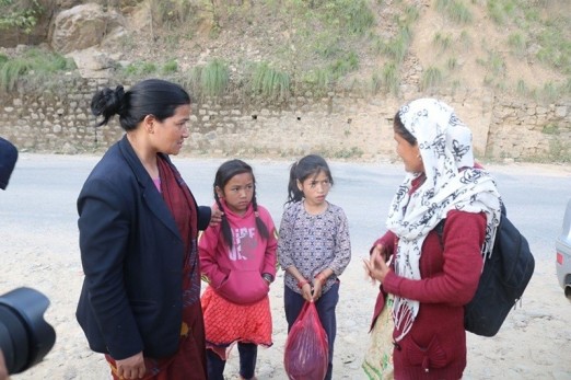 कर्णालीकी कृषिमन्त्रीको बालिकाप्रति यस्तो दयाभाव  