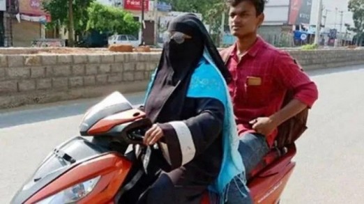 लकडाउनमा फस्यो छोरा, घर ल्याउन एक महिलाले गरिन् स्कुटरमै १४ सय किलोमिटर यात्रा