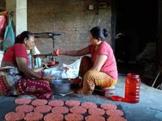 झिनियाँ बनाउँदै महिला