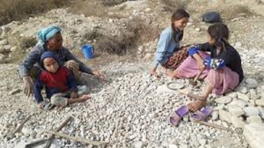 पढाइ खर्च जुटाउन बन्दाबन्दीको समयमा गिट्टी कुट्दै बालबालिका