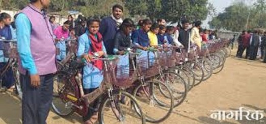 साइकल पाएपछि छात्रा खुशी