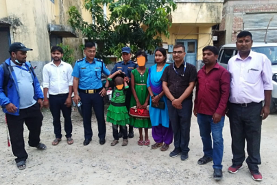 नेपाल–भारत मैत्री अनाथ आश्रमबाट उद्धार गरिएका दुई बालिकासँगै उद्धार टोली। 