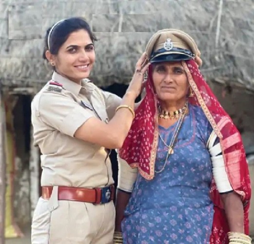 हेमलता चौधरी आमासँग 