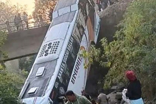 महाकुम्भ जाँदै गरेको बस सुर्खेतमा दुर्घटना