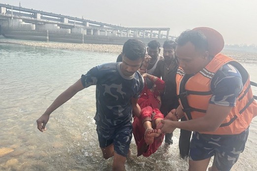 नारायणीमा हाम्फालेकी महिलाको उद्धार गरियो