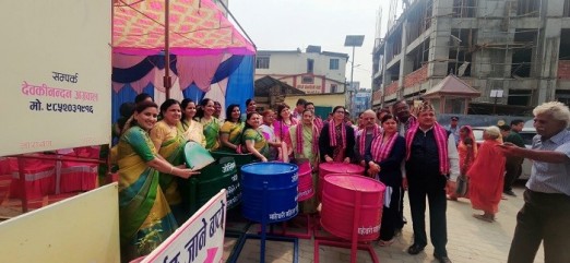 माहेश्वरी महिला मञ्च विराटनगरद्वारा कोशी अस्पताललाई ९ थान फलामका डस्विन हस्तान्तरण