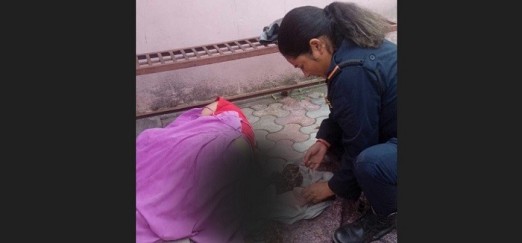 प्रहरीको सहयोगमा महिलाले जन्माइन् बाटोमै बच्चा