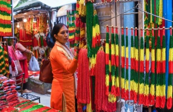 श्रावण सुरु भएसँगै चुरा र पोते बजारमा चहलपहल