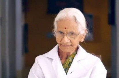 ९२ वर्षमा पनि शल्यक्रियामा सक्रिय यी डाक्टर
