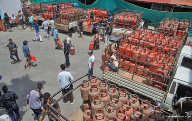 ग्यास आपूर्ति प्रभावित भएपछि व्यावसायिक प्रयोजनमा एलपी ग्यास वितरण रोकियो