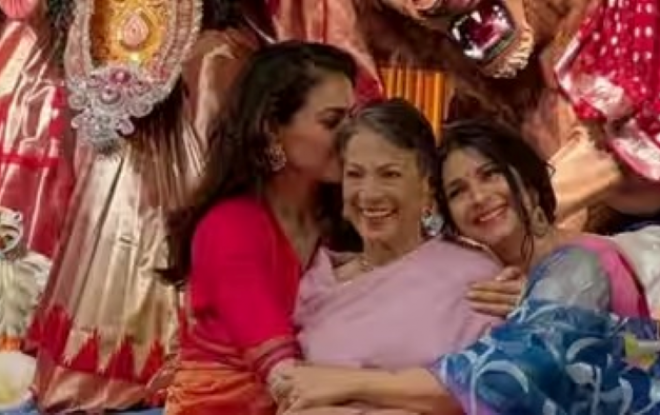 परिवारसँग दुर्गापूजामा रमाइन् काजोल, आमा तनुजा र बहिनी तनीषासँगका तस्बिर सार्वजनिक
