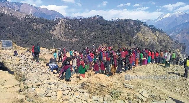 गोरखा लापुस्थित कालरात्रि माविको पुनर्निर्माणमा जुटेका महिला । अन्नपूर्ण
