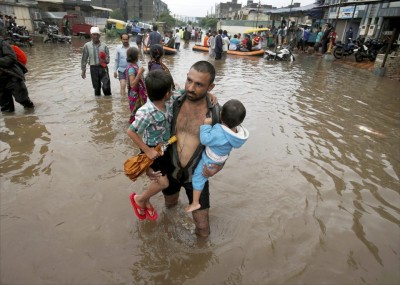 1532852477flood-in-ahmedabad46afa908-72ed-11e7-a55a-ab3ca1304be3.jpg