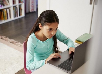 1592108693823-1592105392girl-on-computer-istock.jpg